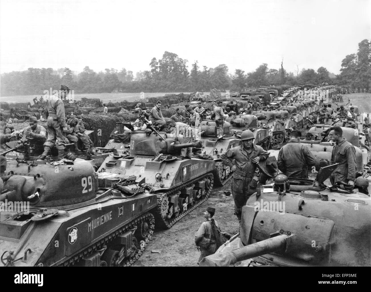 Freie französische Streitkräfte mit dem 12. Regiment der Chasseurs d ' Afrique bereit ihre M4 Sherman-Panzer, die darauf warten, US Major General Walton Walker während der Schlacht um die Normandie 6. August 1944 in Vesly, Normandie, Frankreich beizutreten. Stockfoto