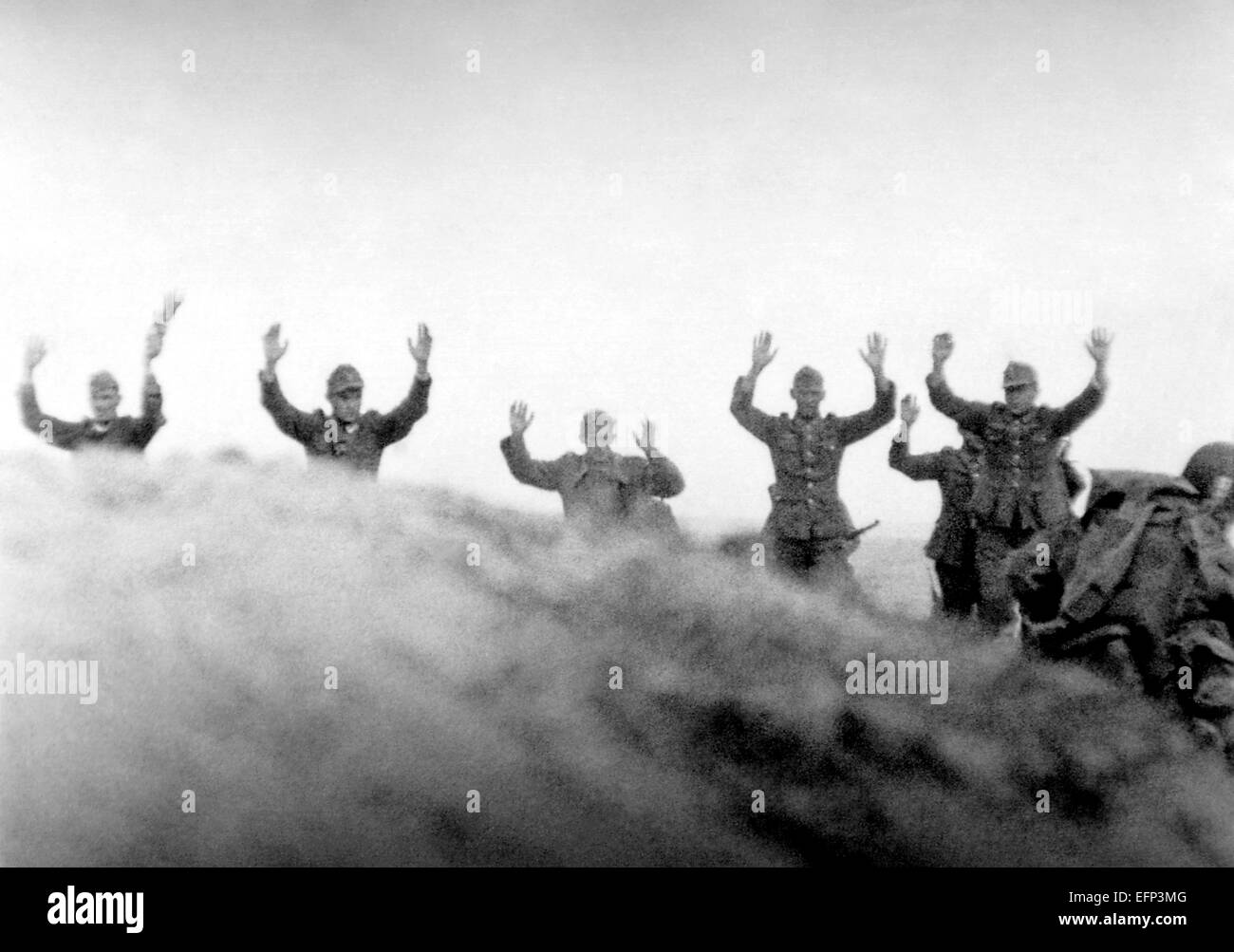 Deutsche Soldaten legen Sie ihre Hände in der Luft wie sie Alliierten Truppen in der Schlacht von Normandie 9. Juni 1944 im Bereich Taret Ravenoville, Frankreich hinzugeben. Stockfoto