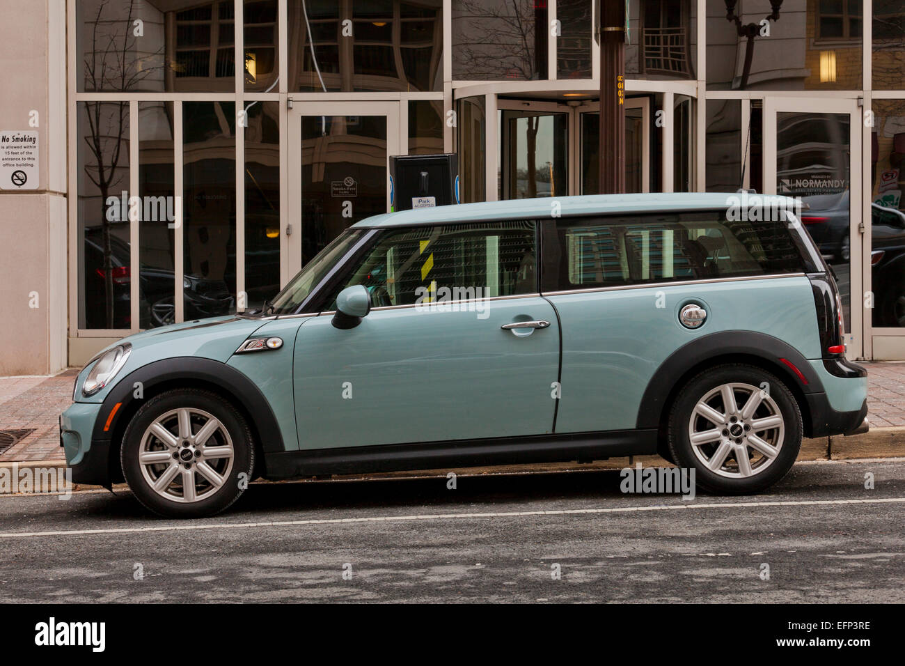 Mini Cooper geparkt auf Straße - USA Stockfoto