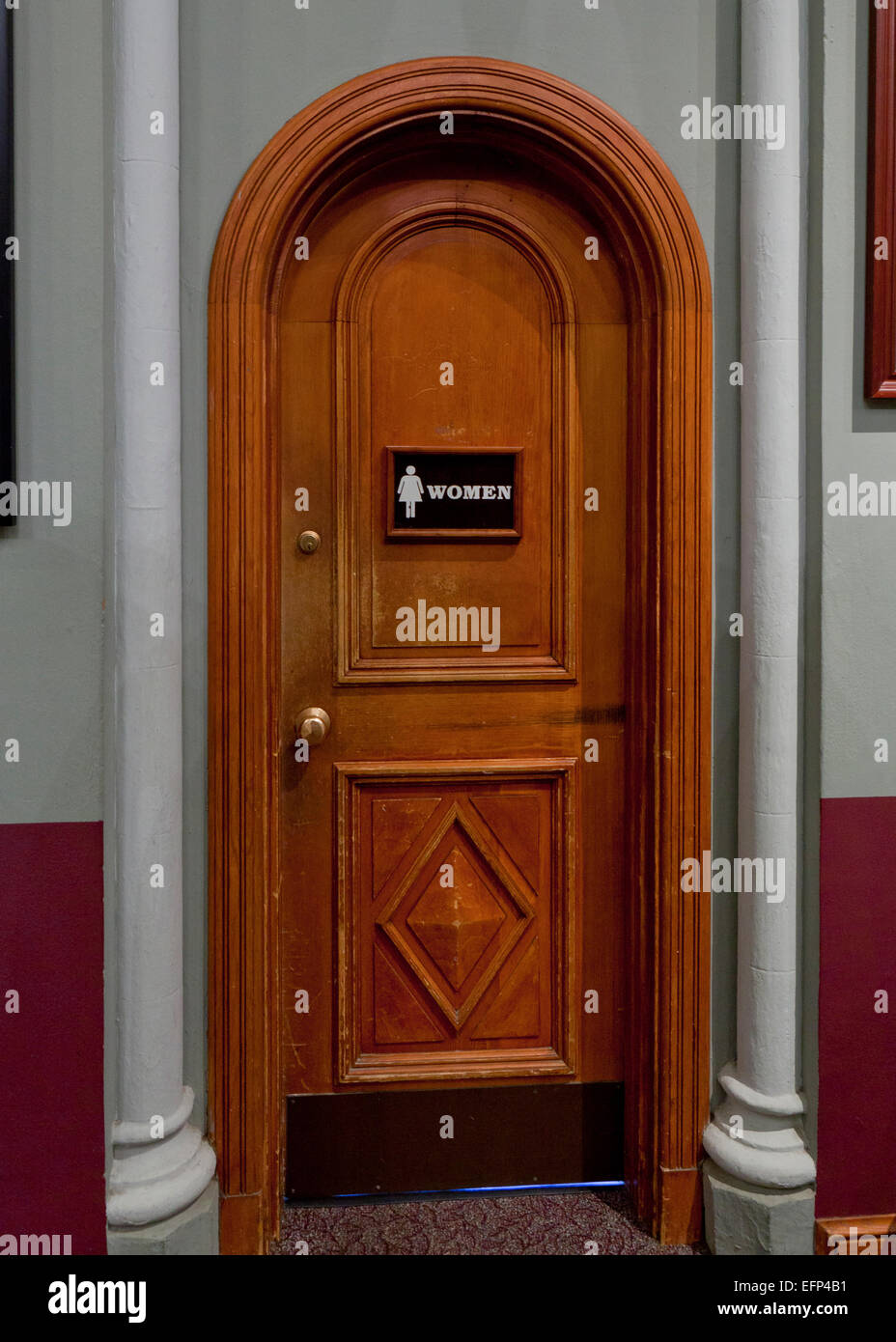 Die Gebeizt Frauen Toilette mit runder Tür - USA Stockfoto