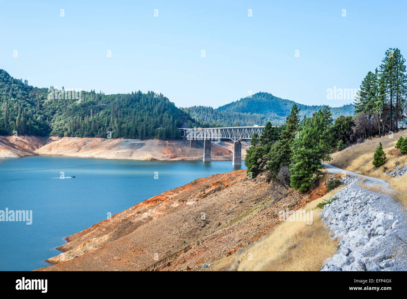 Lake Shasta und der Pit River Bridge (VFW Memorial Bridge). Shasta County, California, Vereinigte Staaten von Amerika. Stockfoto