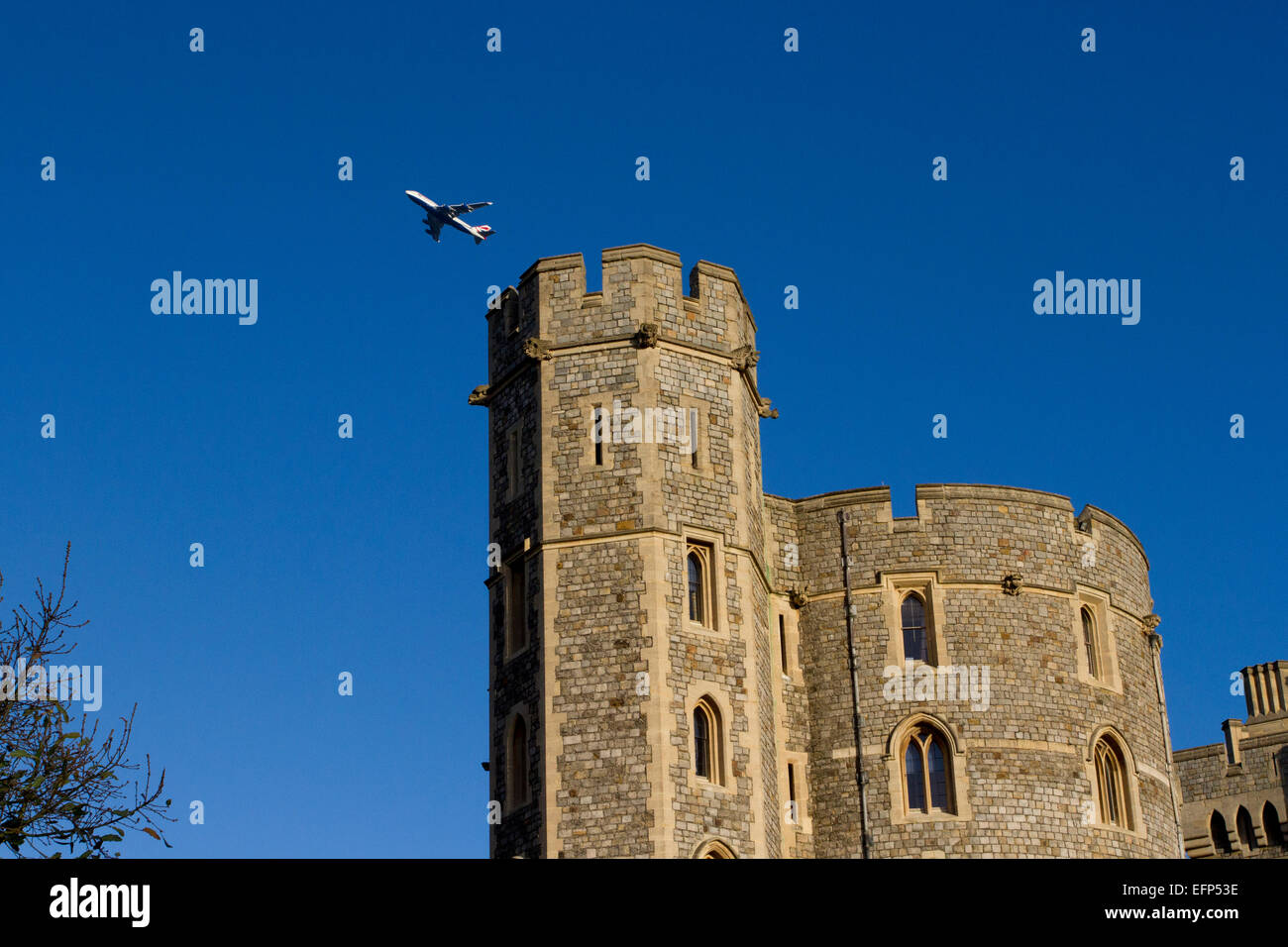 König Edward III Turm in Windsor Castle, Berkshire, England mit Flugzeug fliegen overhead im Januar Stockfoto