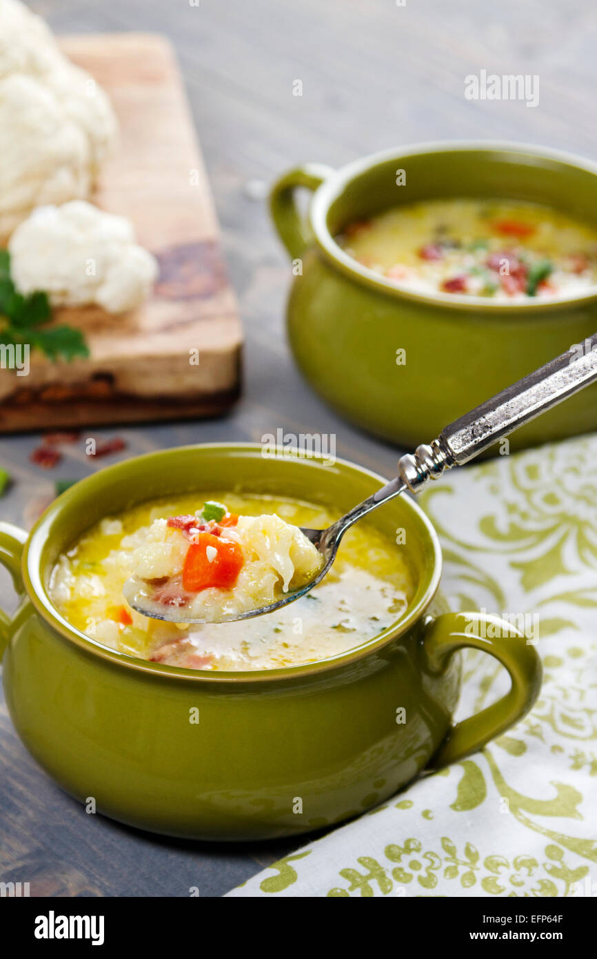 Blumenkohl-Eintopf-Rezept im Suppenteller serviert Stockfoto