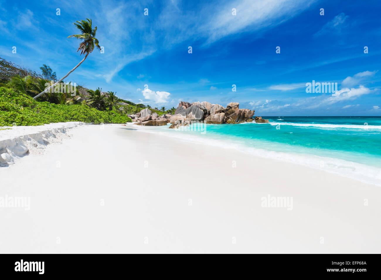 Kokosnuss Palmen und türkisfarbenes Wasser im Anse Cocos, La Digue, Seychellen Stockfoto