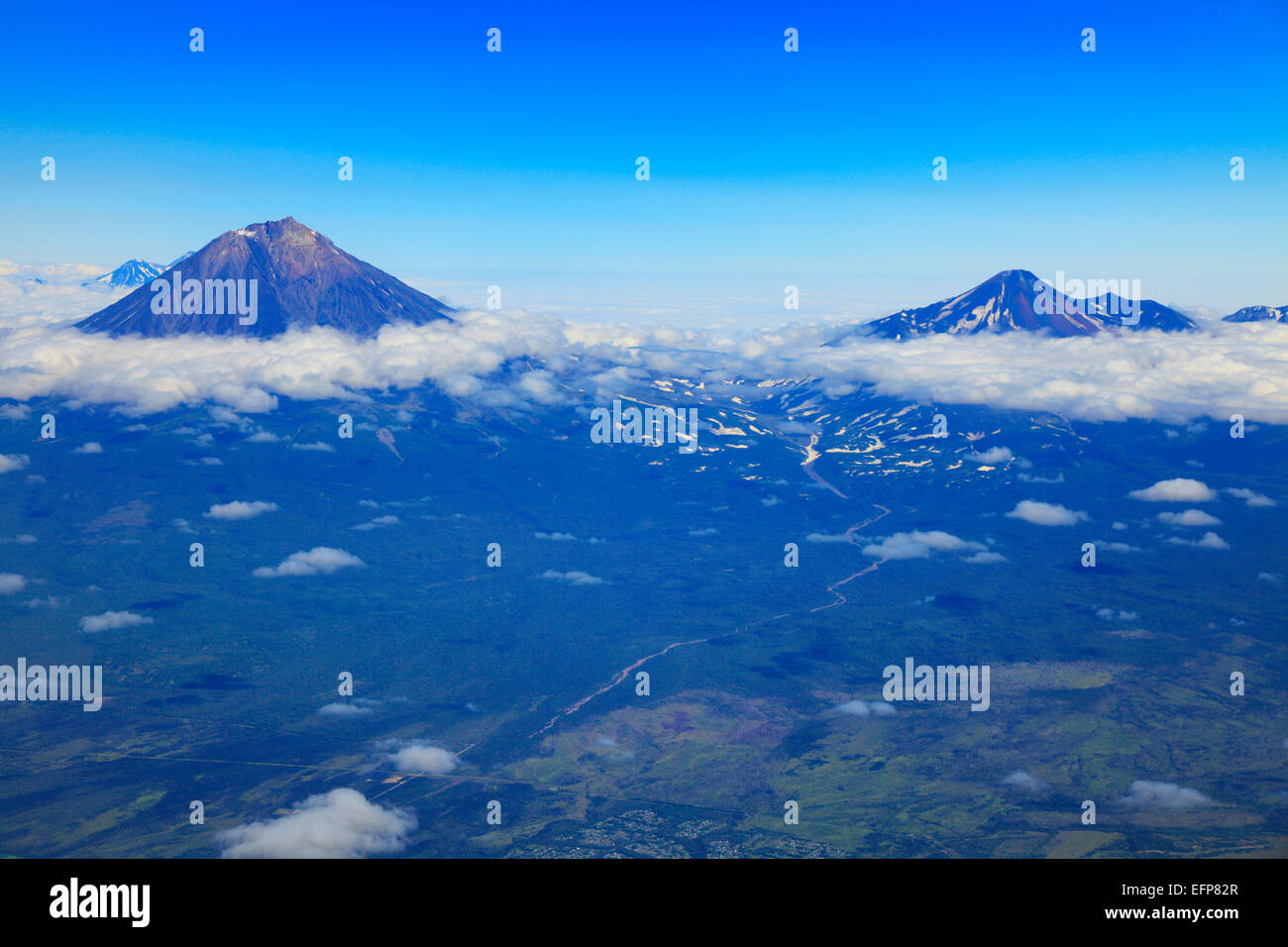 Luftaufnahme der Vulkane, Petropawlowsk-Kamtschatski, Ochotskisches Meer, Kamtschatka, Russland Stockfoto