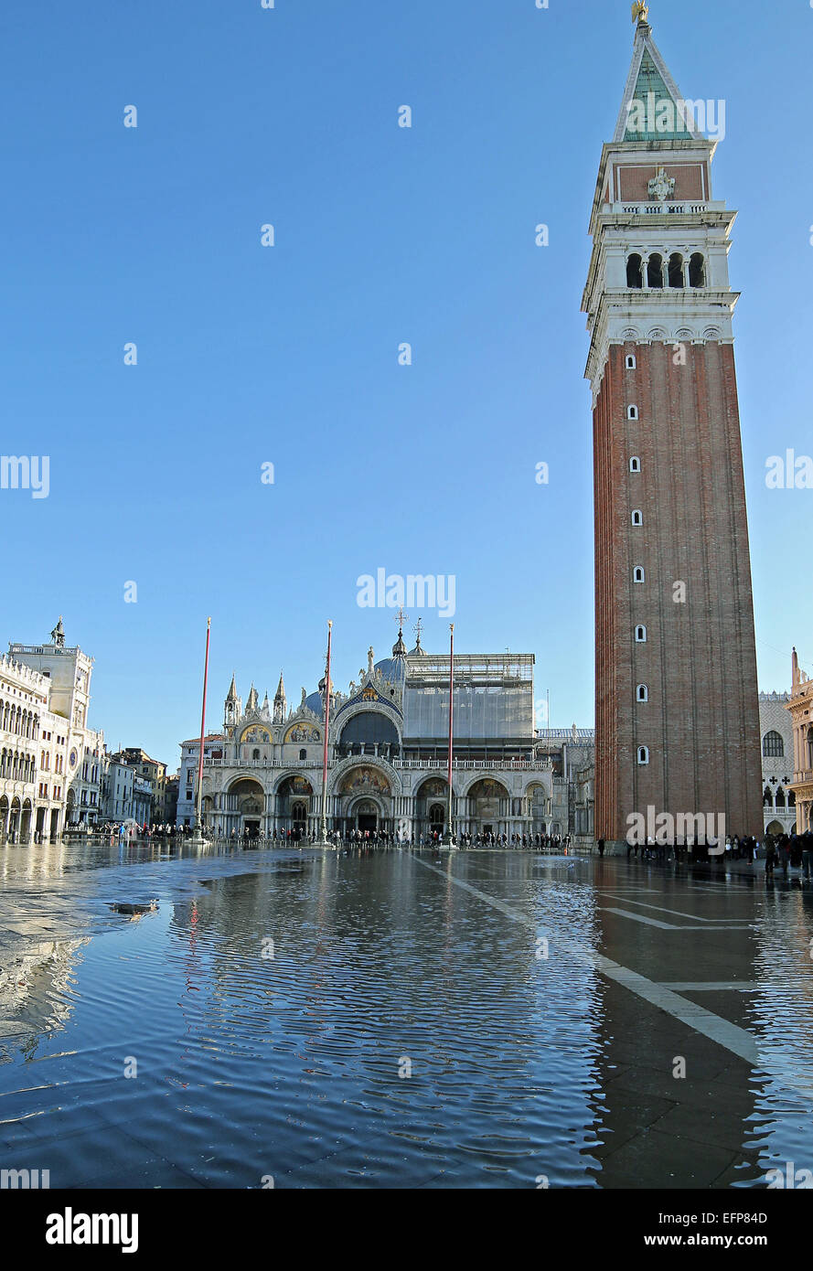 Glockenturm in Saint Markusplatz in Venedig Italien bei Flut Stockfoto