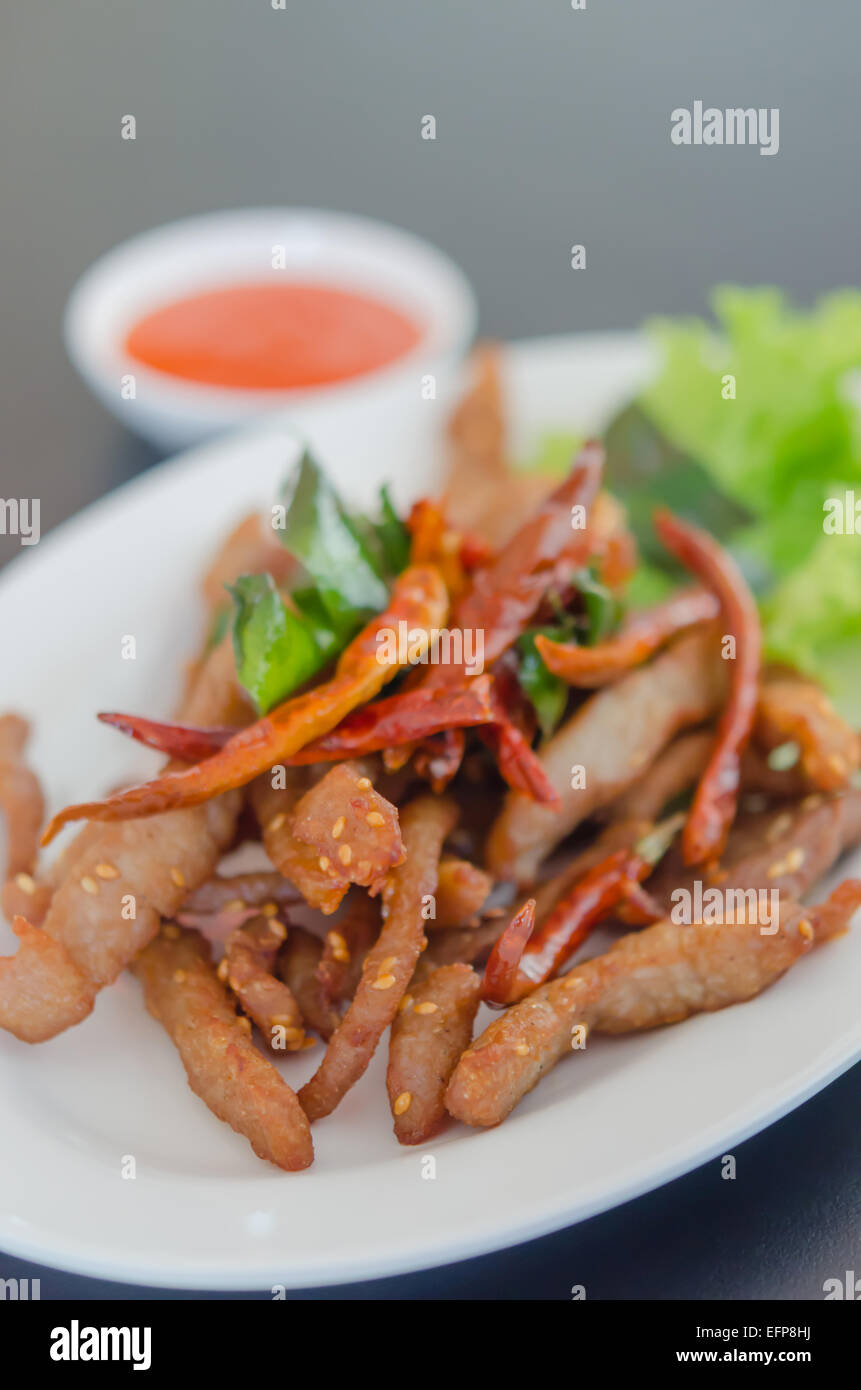 Nahaufnahme von frisch gebratenem Fleisch mit Sesam und chili Stockfoto