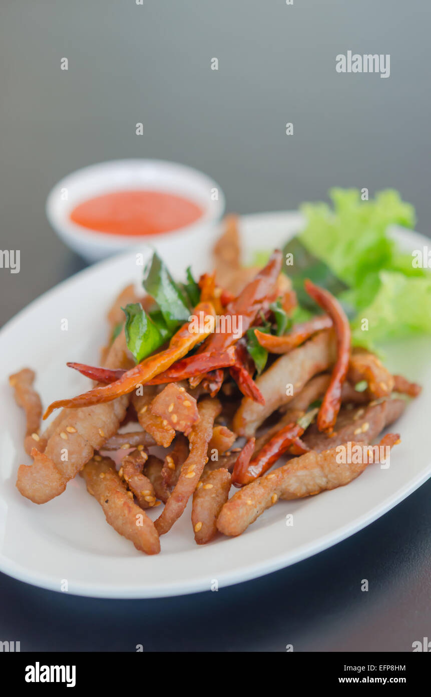 Nahaufnahme von frisch gebratenem Fleisch mit Sesam und chili Stockfoto