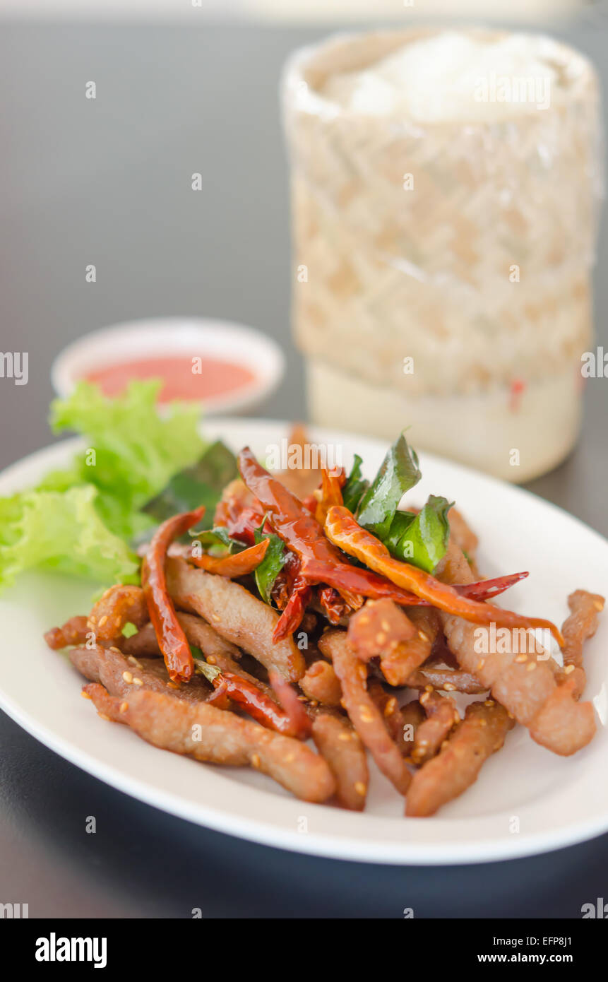Nahaufnahme von frisch gebratenem Fleisch mit Sesam und chili Stockfoto