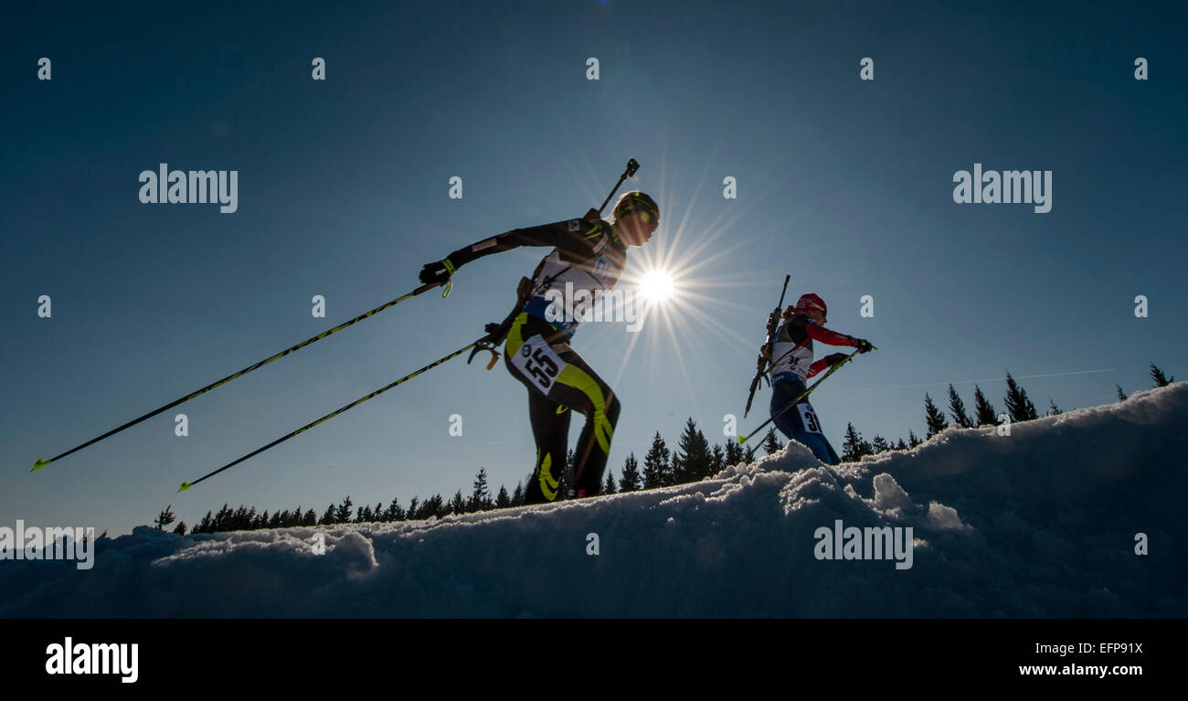 Wettbewerber ski während der Frauen 7, 5 km Sprint-Rennen beim Biathlon-Weltcup-Event in Nove Mesto Na Morave, Tschechische Republik, Samstag, 7. Februar 2015. (CTK Foto/David Tanecek) Stockfoto