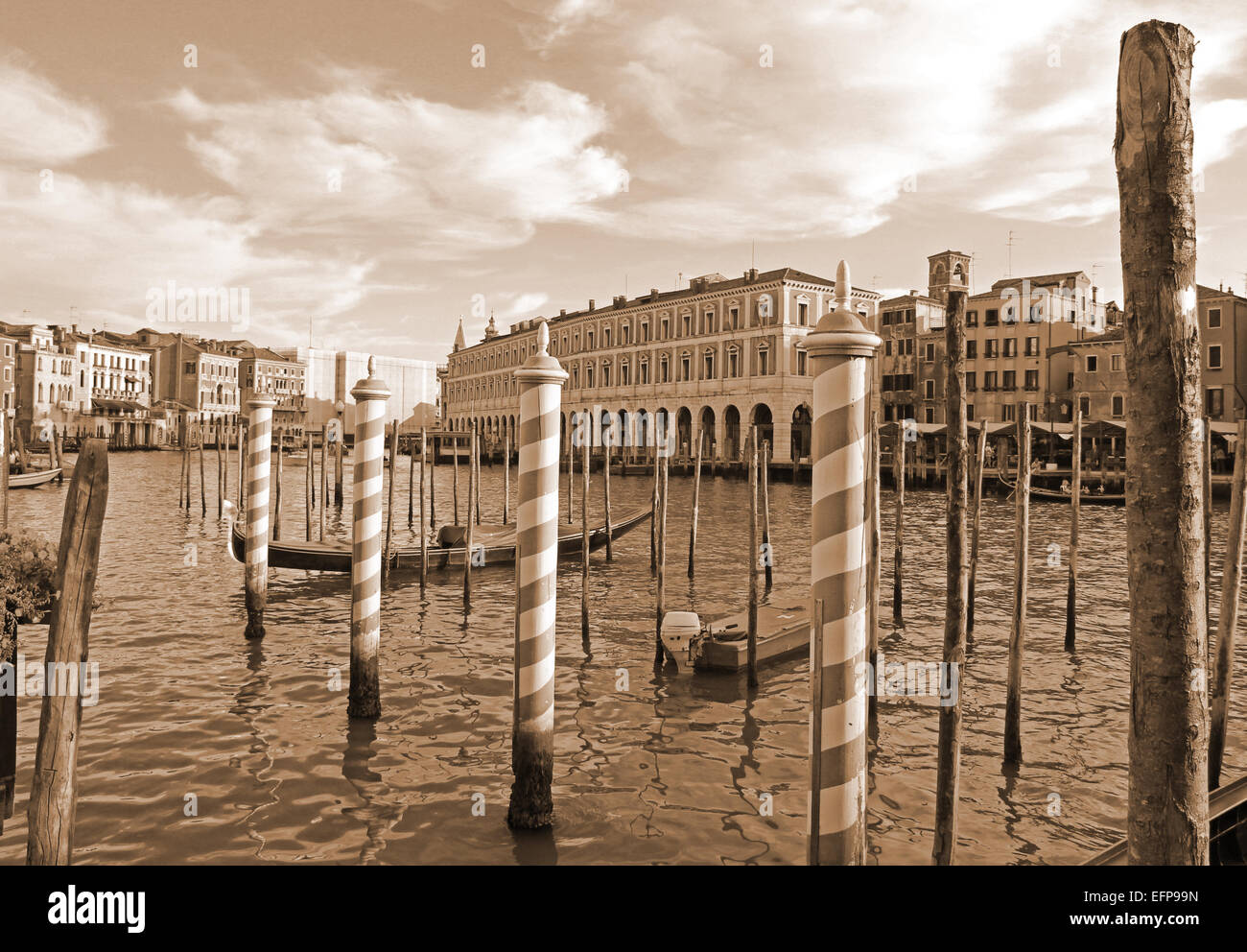 Italien. Stadt Venedig. Schöne Aussicht auf den berühmten Canal grande mit venezianischen Gondeln Stockfoto