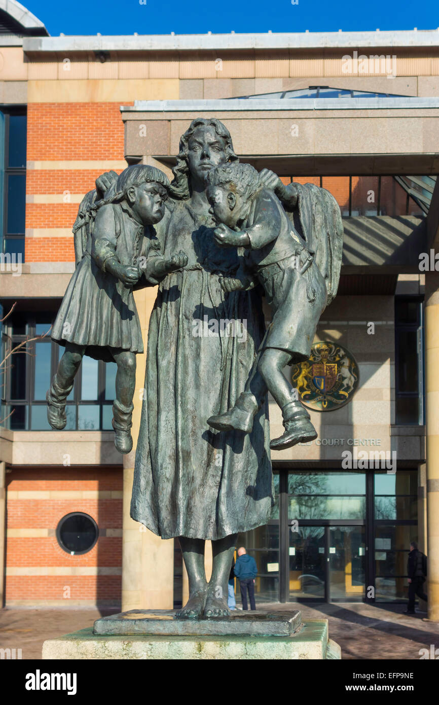 Waage der Gerechtigkeit-Statue des Bildhauers Graham Ibbeson stellt zwei Seeigel durch die Genicke Hälse von Justitia statt Stockfoto