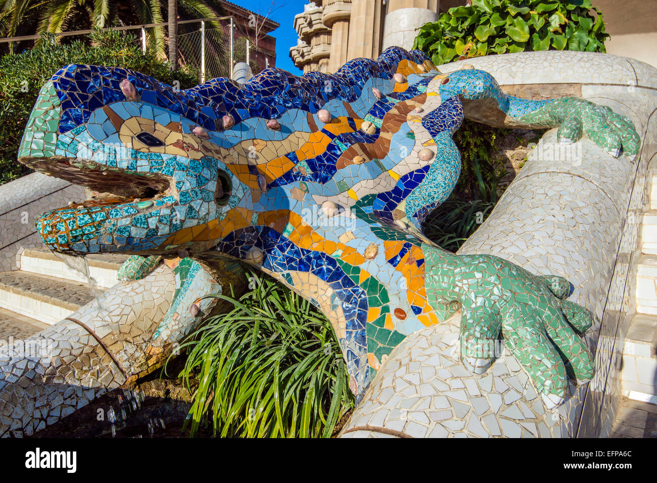 Bunte Mosaik Salamander Brunnen auch bekannt als el Drac oder Drachen am Park Güell oder Parc Güell, Barcelona, Katalonien, Spanien Stockfoto