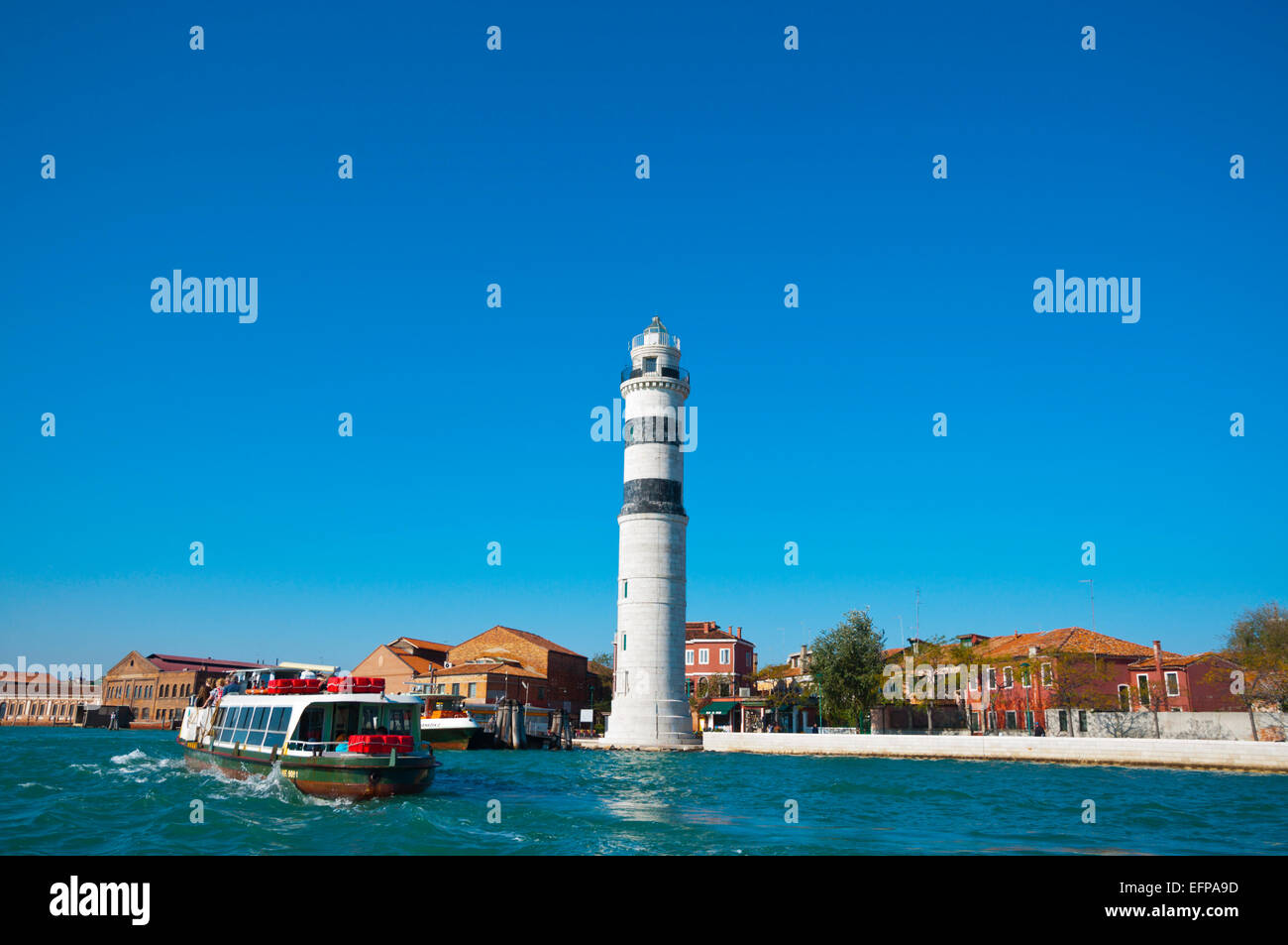 Wasserbus vorbei Faro di Murano, Insel Murano, Venedig, Italien Stockfoto