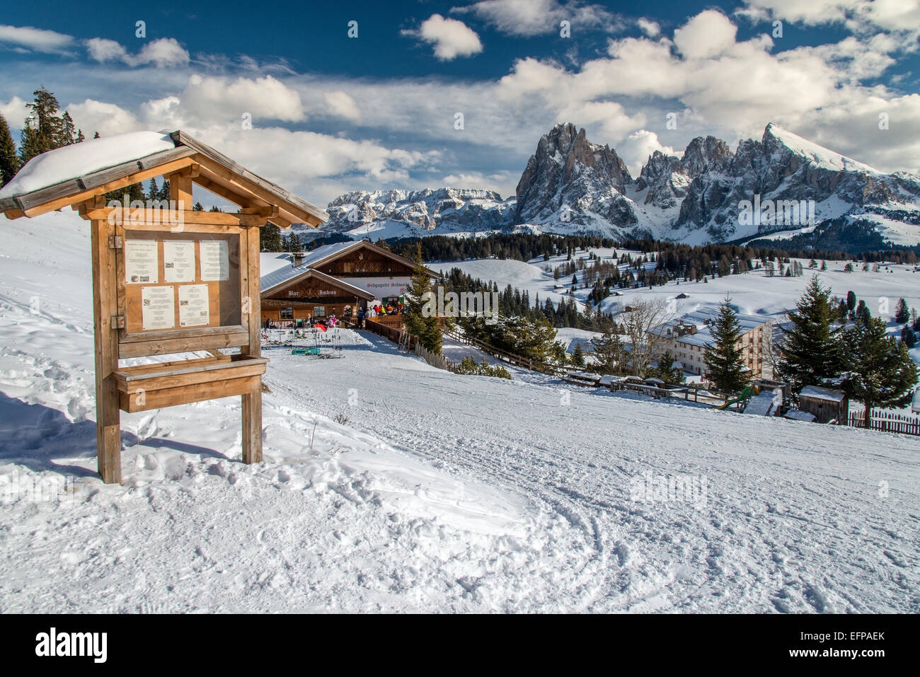 Landschaftlich reizvolle Winter Blick auf Seiser Alm Seiser mit Sassolungo Langkofel im Hintergrund, Dolomiten, Alto Adige Südtirol, Italien Stockfoto