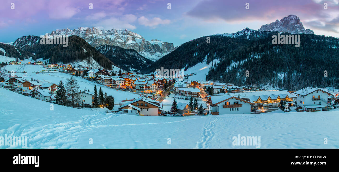 Panorama Winter Blick in der Abenddämmerung von Wolkenstein mit Sellastock hinter, Dolomiten, Alto Adige - Südtirol, Italien Stockfoto