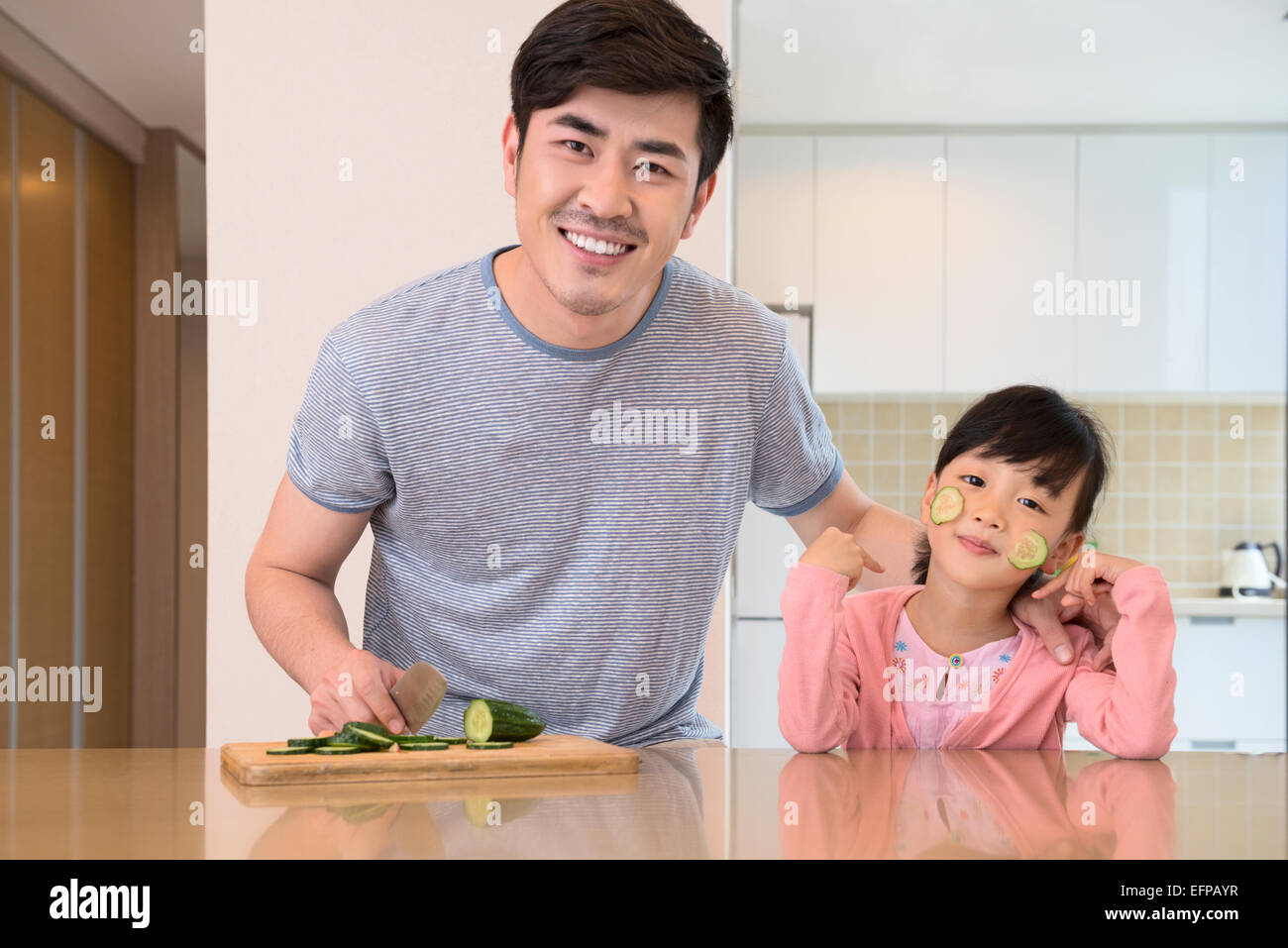 Vater und Tochter Kochen Stockfoto