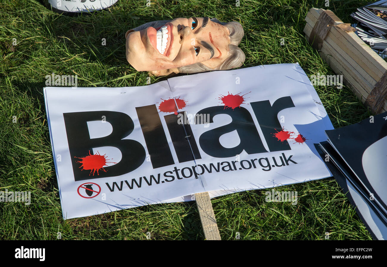 Tony Blair Maske mit Blut an den Händen bei Demonstration vor dem Parlament über die Invasion des Irak im Jahr 2003 Stockfoto