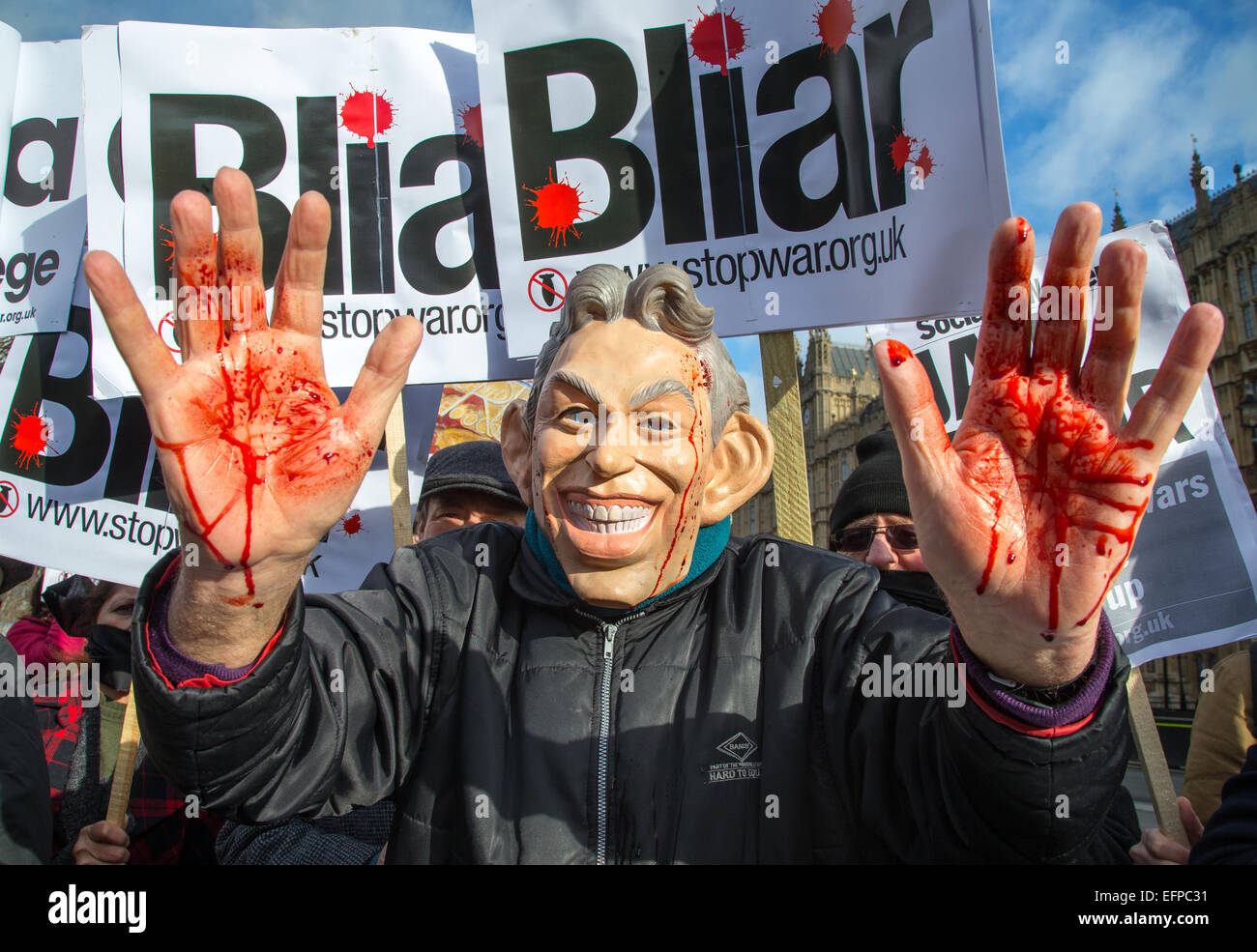 Tony Blair Maske mit Blut an den Händen bei Demonstration vor dem Parlament über die Invasion des Irak im Jahr 2003 Stockfoto