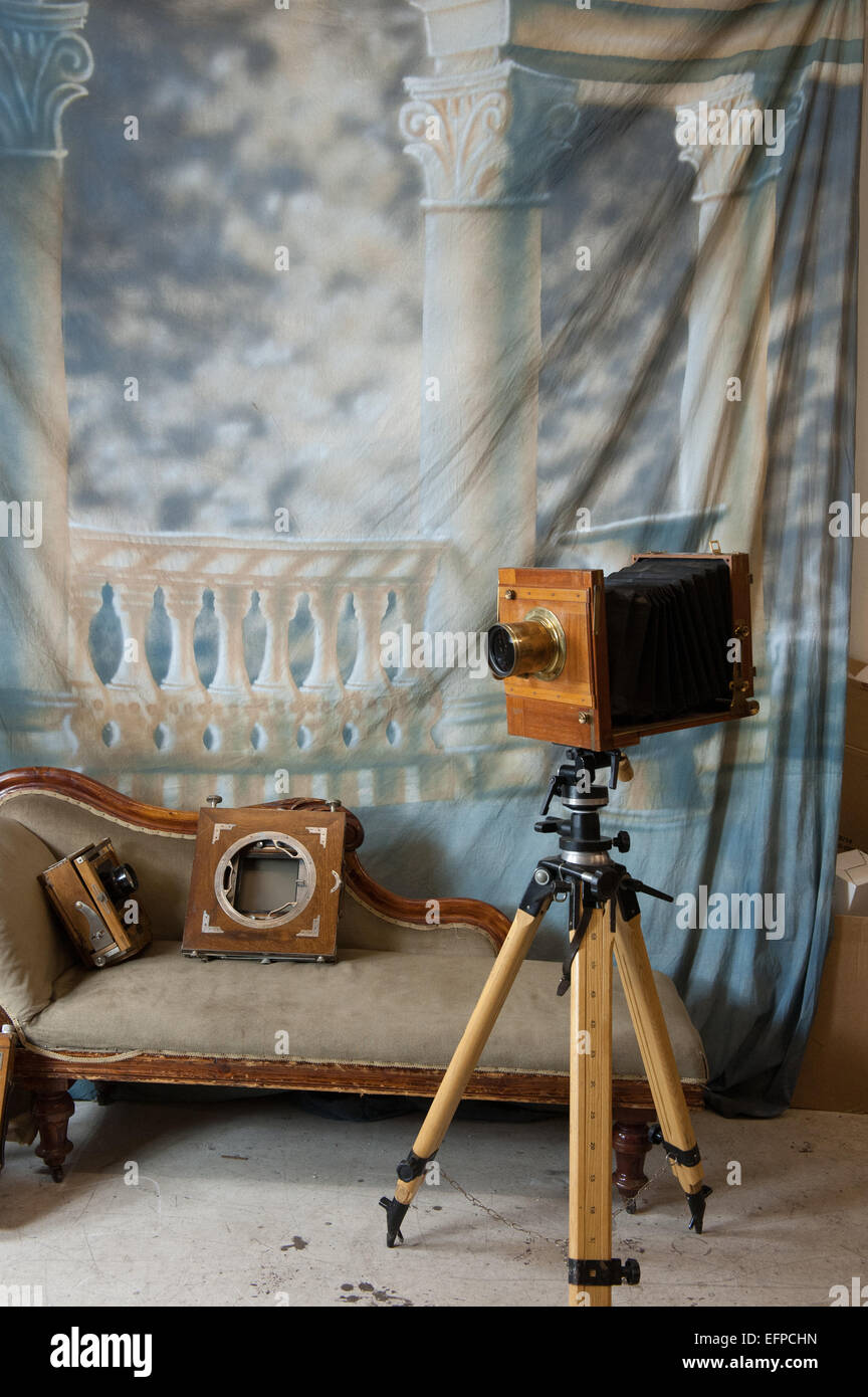 Altmodische 10 x 8 Glas Plattenkamera komplett mit Petzval Objektiv, montiert auf einem Stativ. Stockfoto