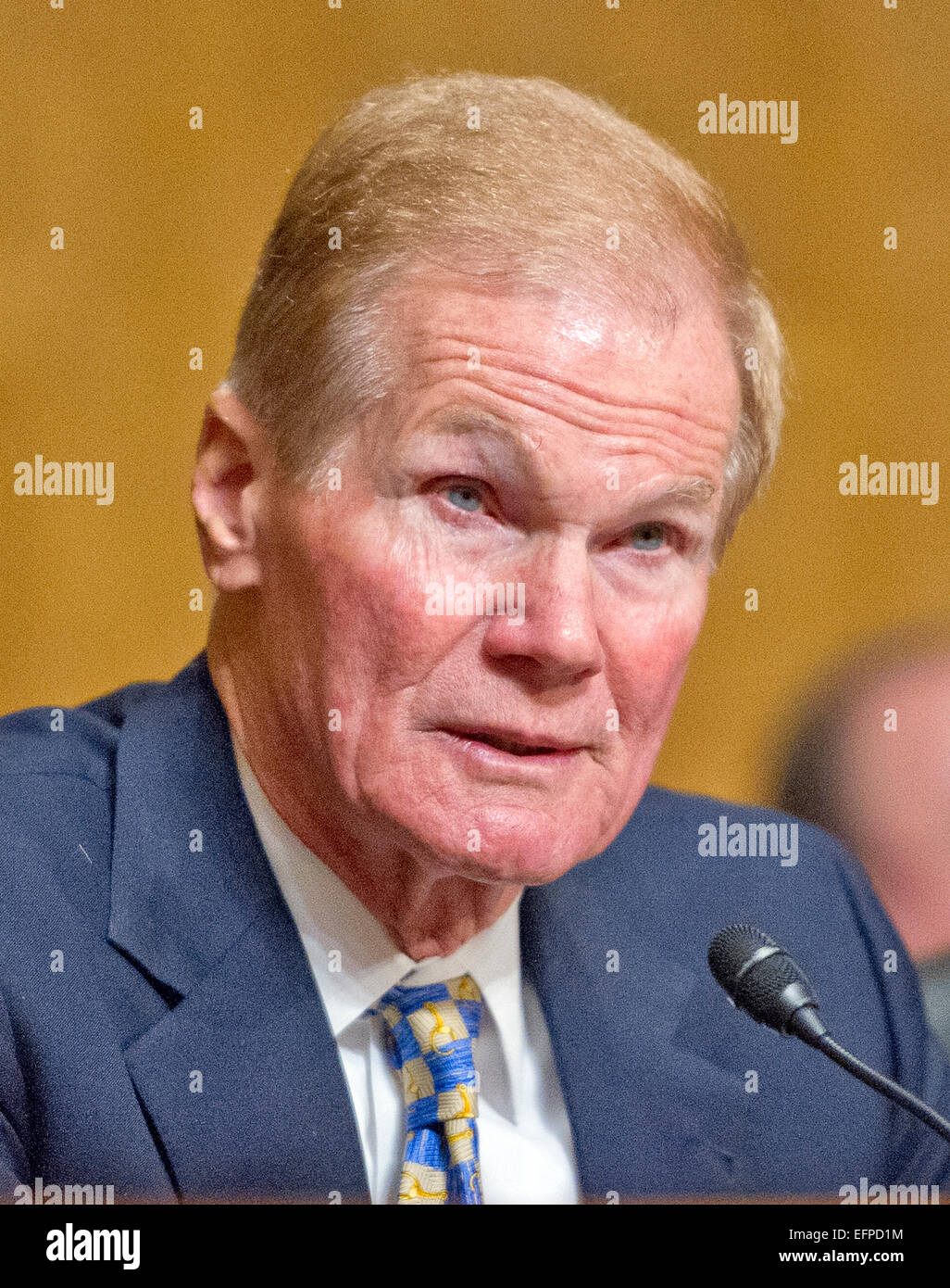 US-Senator Bill Nelson (Demokrat von Florida) hört wie John Koskinen, Herr Kommissar, Internal Revenue Service vor dem United States Senate Committee on Finance "IRS Operationen und der Präsident Haushalt Geschäftsjahr 2016" in Washington, DC auf Dienstag, 3. Februar 2015 bezeugt. Während seiner Zeugenaussage sagte Koskinen "in Bezug auf Software, wir haben noch Anwendungen, die ausgeführt wurden, als Kennedy Präsident wurde." Bildnachweis: Ron Sachs/CNP Stockfoto