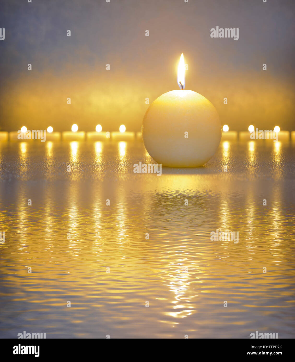 Japanischer Zen-Garten mit Kerzen, die Spiegelung im Wasser Stockfoto