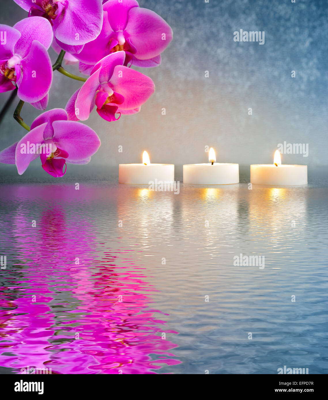 Japanischer Zen-Garten mit Kerzen, die Spiegelung im Wasser Stockfoto