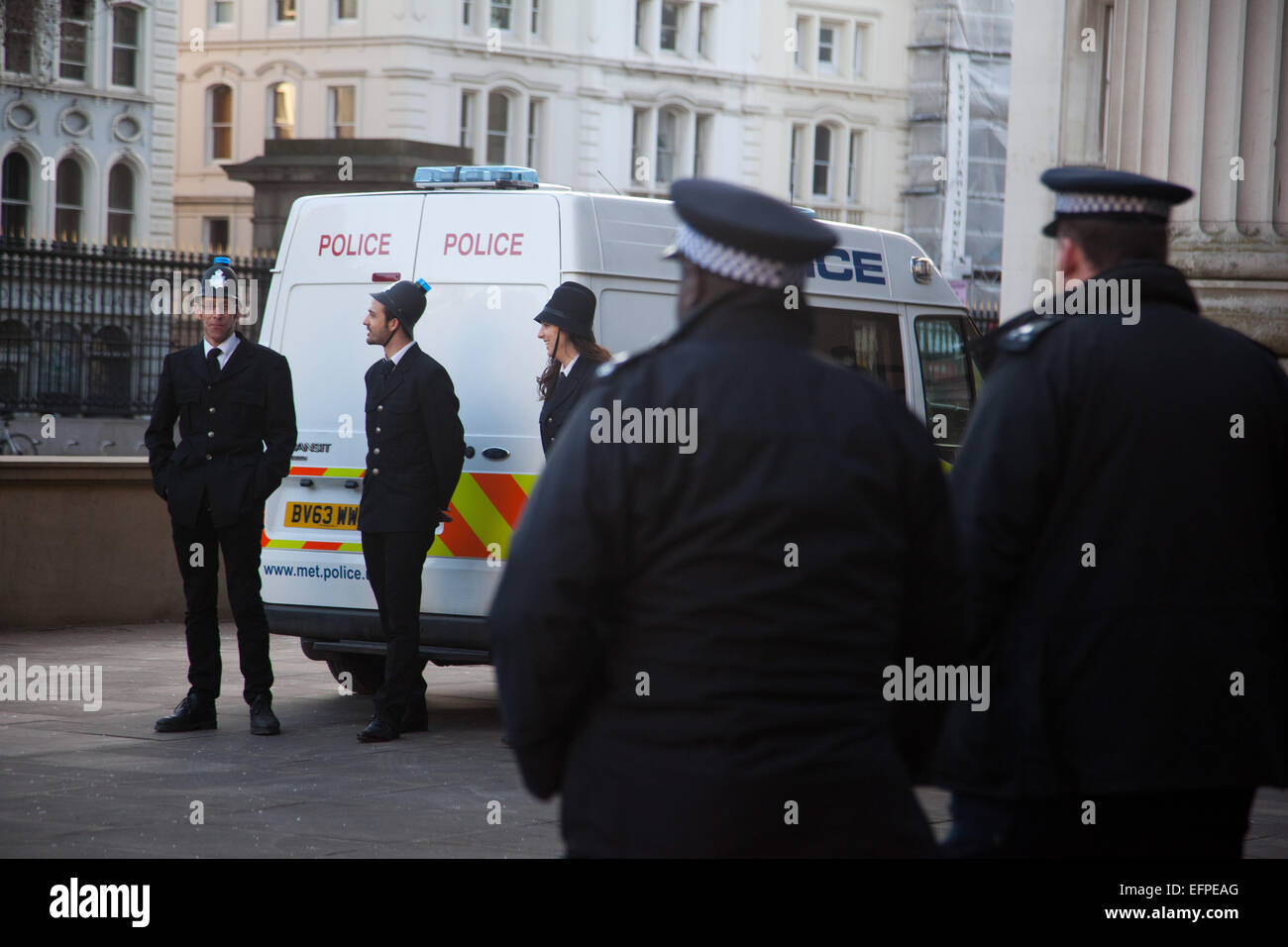 London, UK. 8. Februar 2015. Zwei echte Polizisten nähern Darsteller als Polizei im British Museum.  Bildnachweis: Kristian Buus/Alamy Live-Nachrichten Stockfoto