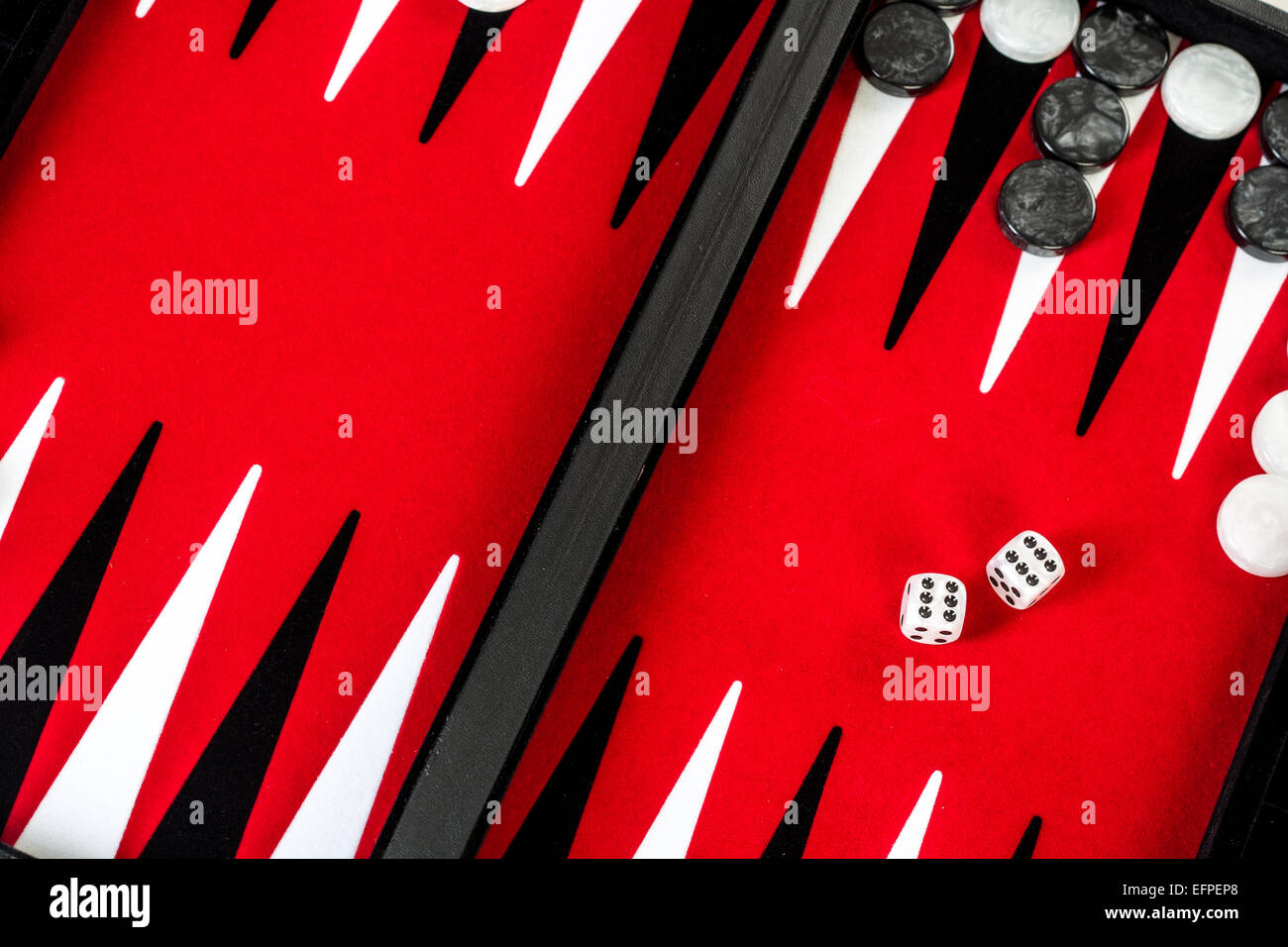 Backgammon-rot an Bord mit Würfeln Stockfoto