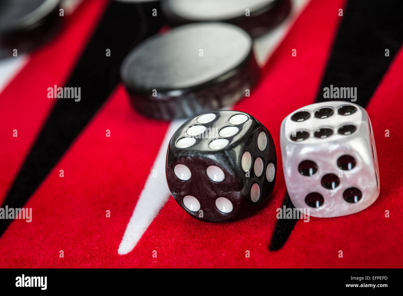 Backgammon-rot an Bord mit Würfeln Stockfoto
