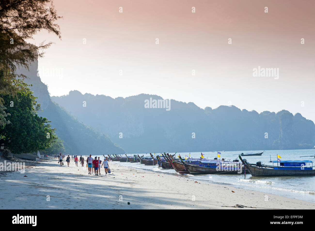 Long-tailed Boote am Ao Nang Beach in der Nähe von Krabi, Thailand, Südostasien, Asien Stockfoto