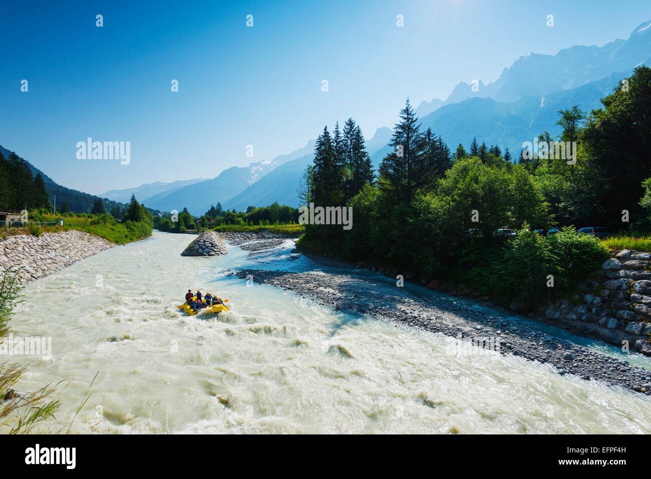 River-rafting unter Tal von Chamonix Mont-Blanc-Region Rhône-Alpes, Haute Savoie, Frankreich, Europa Stockfoto