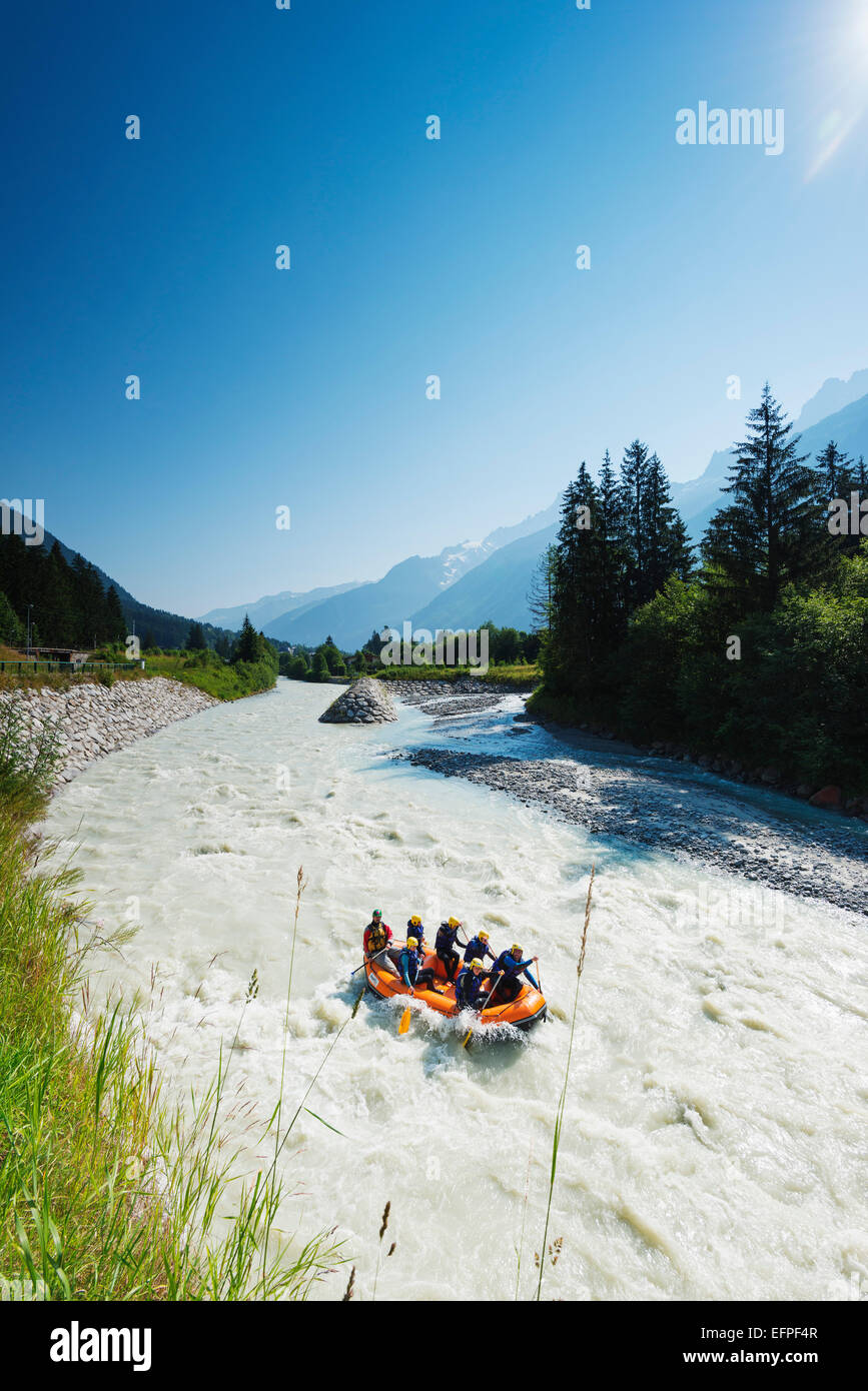 River-rafting unter Tal von Chamonix Mont-Blanc-Region Rhône-Alpes, Haute Savoie, Frankreich, Europa Stockfoto