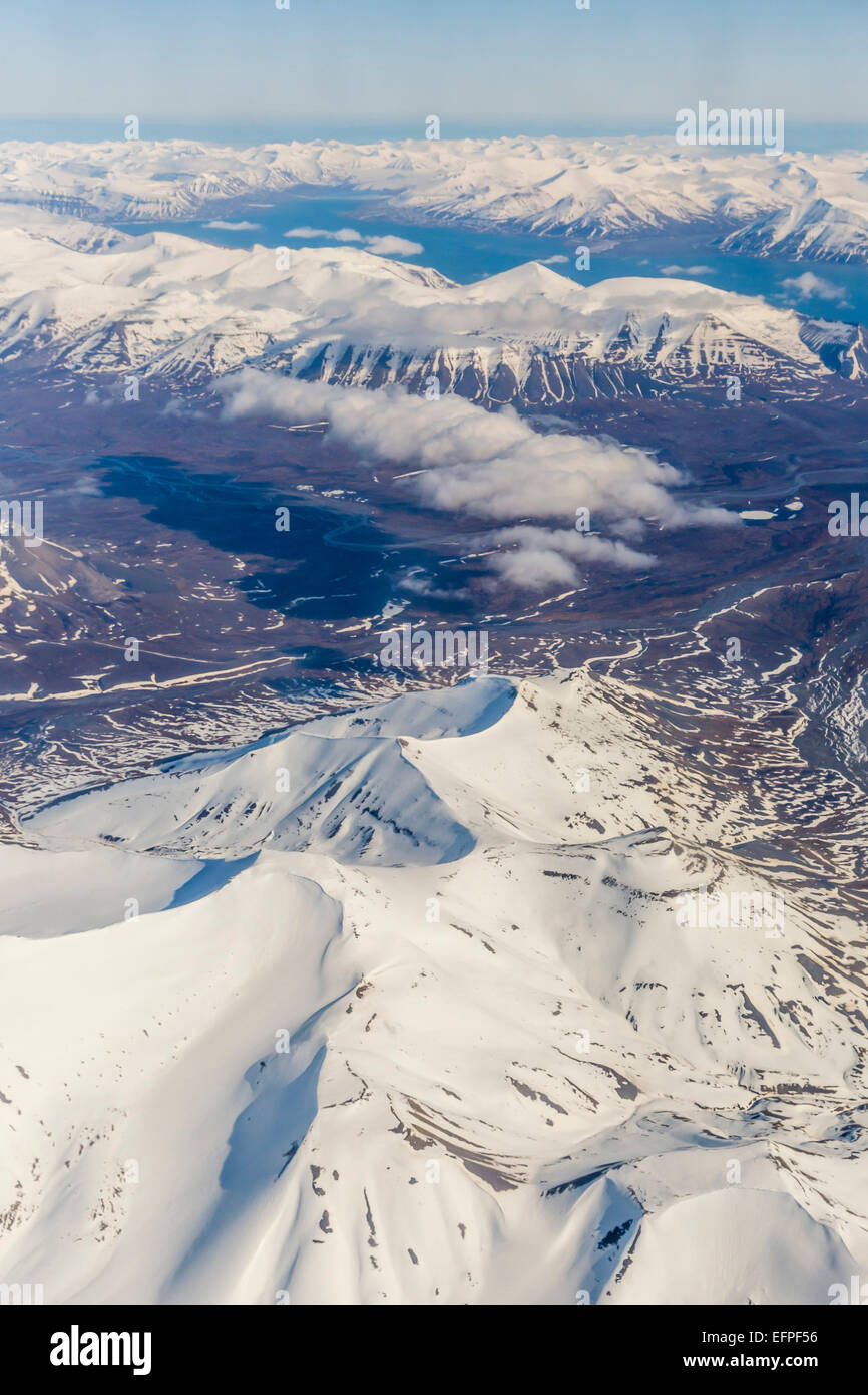 Luftaufnahme von Bergen, Gletschern und Eisfeldern auf der West Küste von Spitzbergen, Svalbard, Norwegen Stockfoto