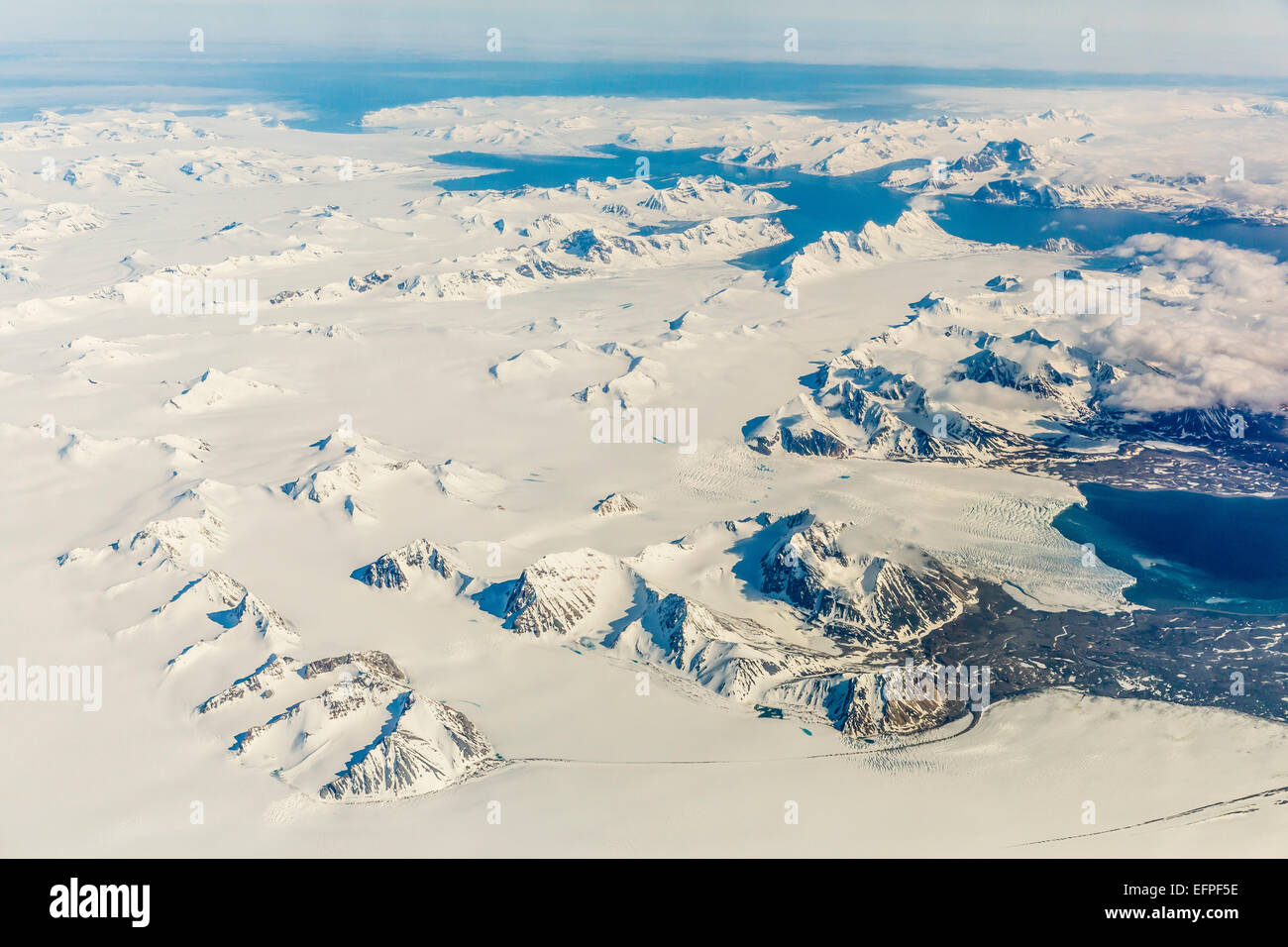 Luftaufnahme von Bergen, Gletschern und Eisfeldern auf der West Küste von Spitzbergen, Svalbard, Norwegen Stockfoto