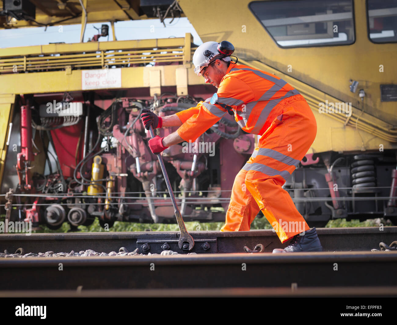 Wartung der Eisenbahner anziehen von Schrauben auf dem richtigen Weg Stockfoto