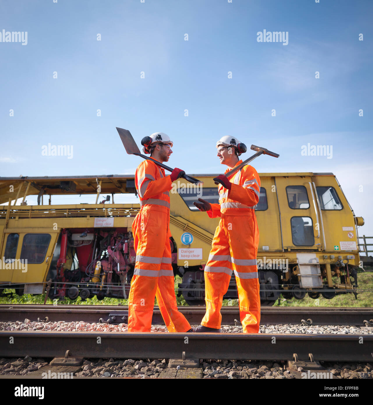 Wartung der Eisenbahner in der Diskussion auf dem richtigen Weg Stockfoto