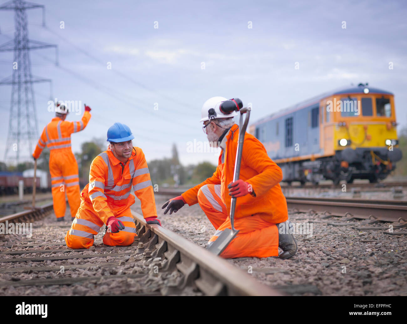 Lehrlings Eisenbahner beauftragten Ingenieur am Bahnhof Stockfoto