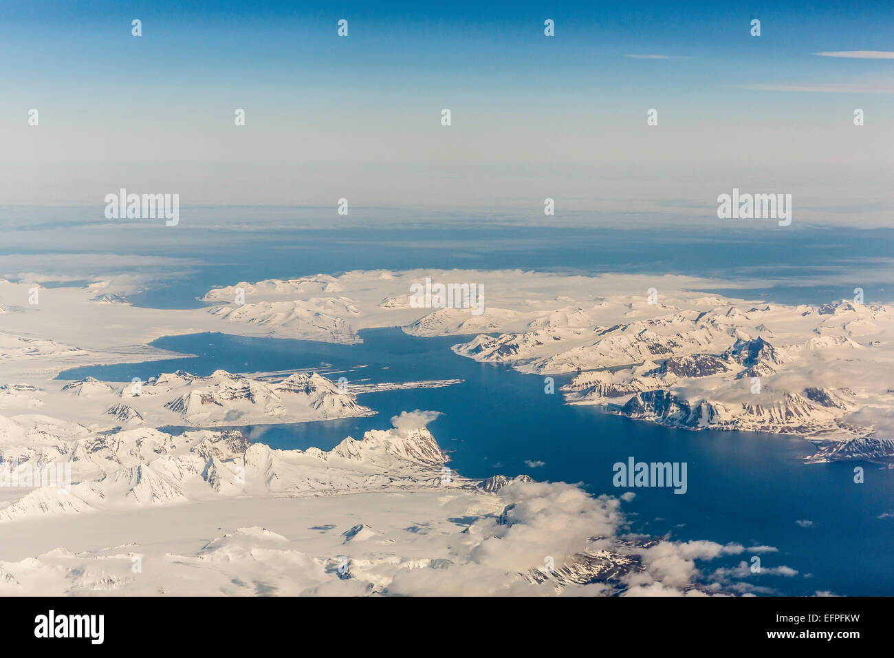 Luftaufnahme von Bergen, Gletschern und Eisfeldern auf der West Küste von Spitzbergen, Svalbard, Norwegen Stockfoto