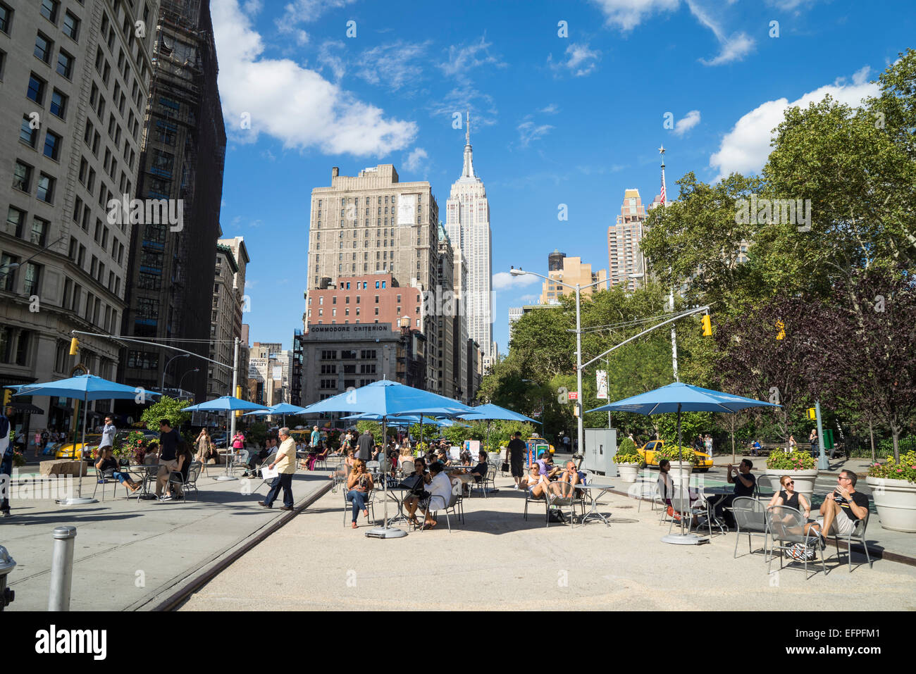 Menschen entspannen im Stadtteil Flat Iron, Empire State Building in Manhattan, New York City, New York, USA Stockfoto