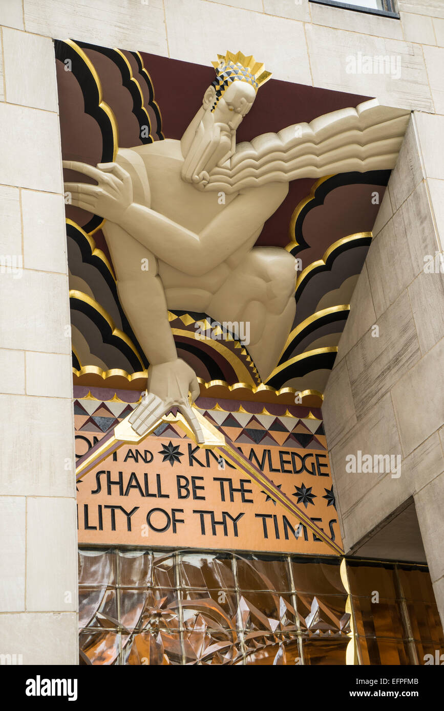 Art-Deco-Detail der Eingang zum 30 Rockefeller Plaza, Rockefeller Center, Manhattan, New York City, New York, USA. Nord-Amerika Stockfoto