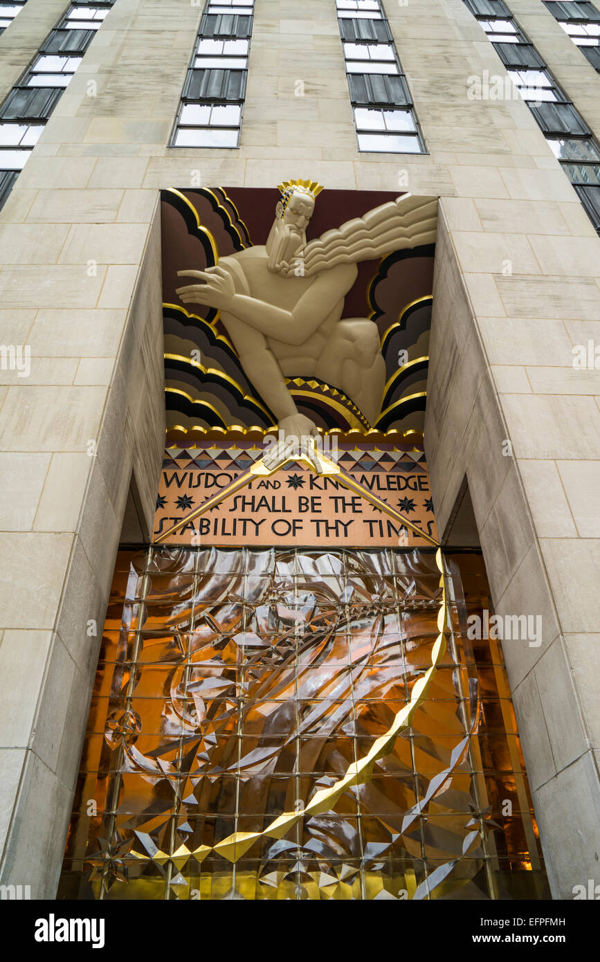 Art-Deco-Detail der Eingang zum 30 Rockefeller Plaza, Rockefeller Center, Manhattan, New York City, New York, USA. Nord-Amerika Stockfoto