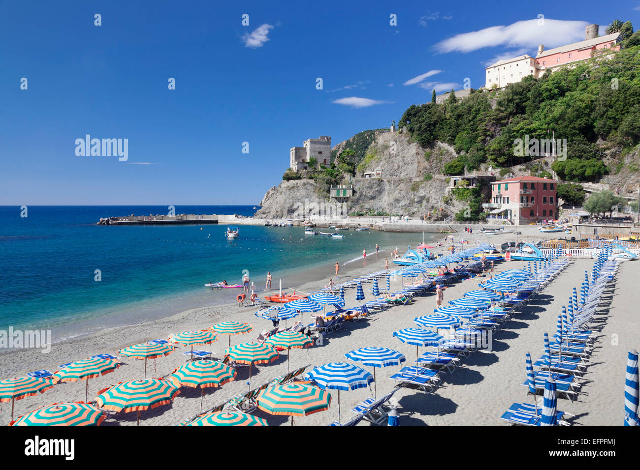 Strand mit Sonnenschirmen und Liegestühlen, Monterosso al Mare, Cinque Terre, UNESCO, Riviera di Levante, Ligurien, Italien Stockfoto