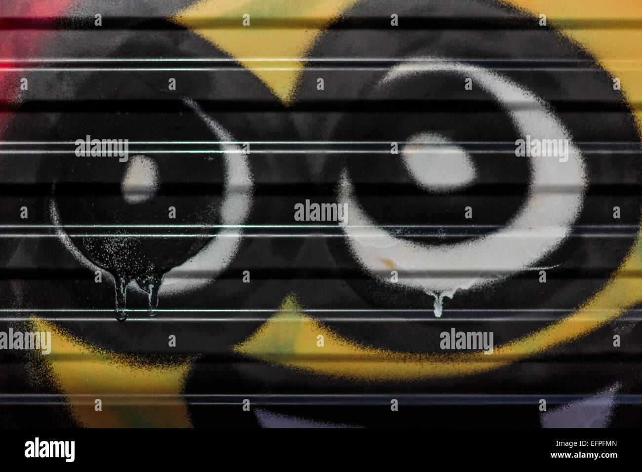 Lebendige Sprühdose Kunst auf einem Garagentor. Stockfoto