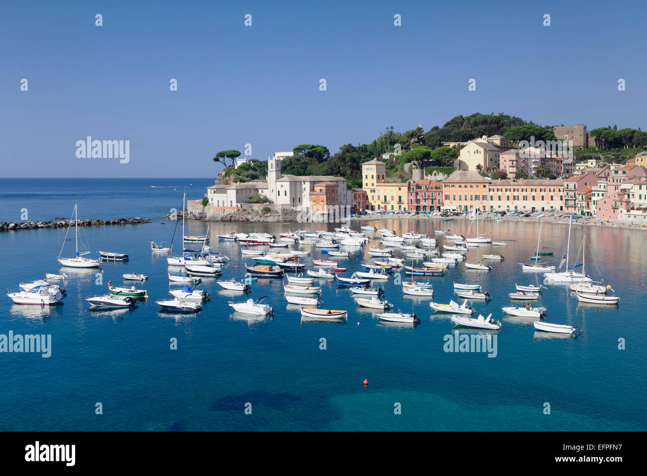 Baia del Silenzio Bay, Chiesa di San Nicolo Church, Sestri Levante, Provinz Genua, Riviera di Levante, Ligurien, Italien Stockfoto