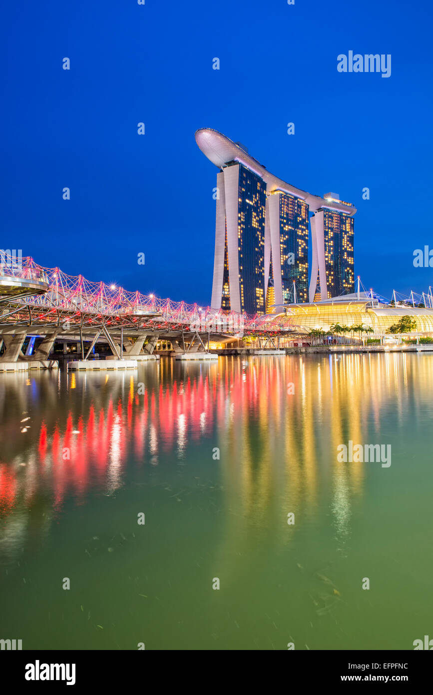 Marina Bay Sands Hotel und Double Helix Bridge bei Nacht, Singapur, Südostasien, Asien Stockfoto