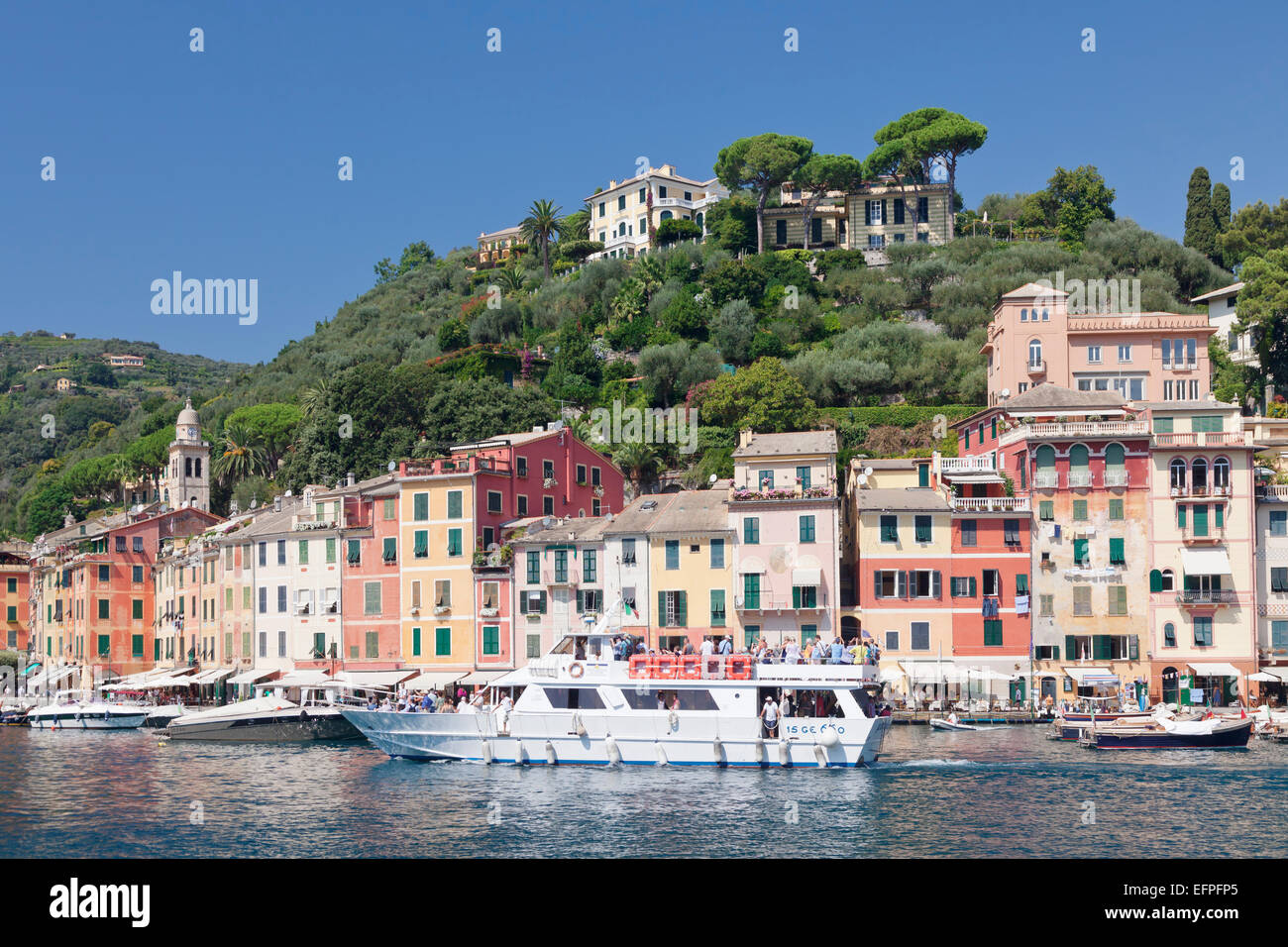 Ausflugsschiff im Hafen von Portofino, Riviera di Levante, Provinz Genua, Ligurien, Italien, Europa Stockfoto