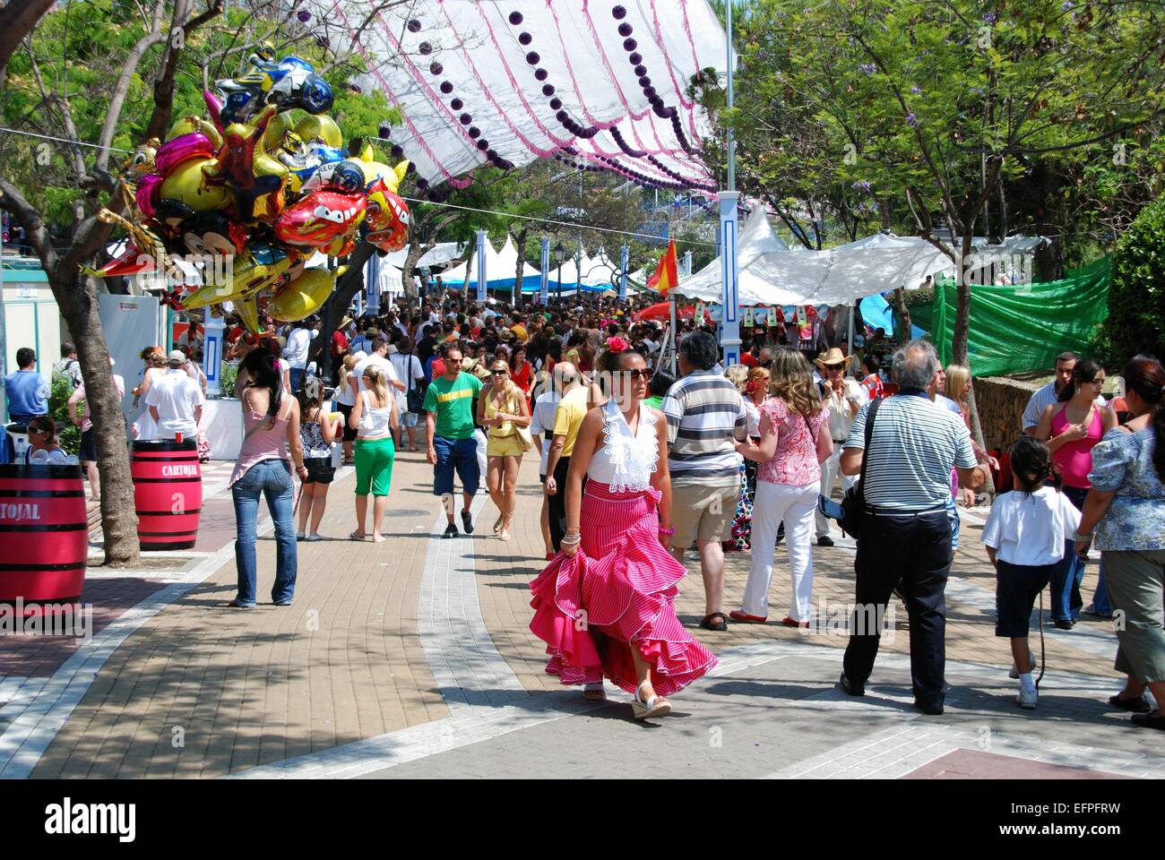 Spanierin Flamenco-Kleid tragen, während die Romeria San Bernabe Festival, Marbella, Costa Del Sol, Provinz Malaga, Spanien. Stockfoto