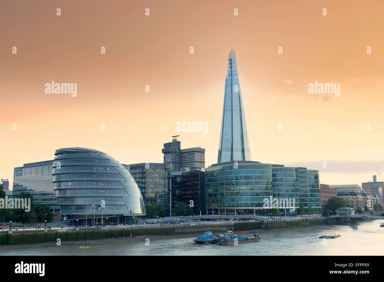 Blick auf Rathaus und der Shard am Südufer der Themse, London, England, Vereinigtes Königreich, Europa Stockfoto