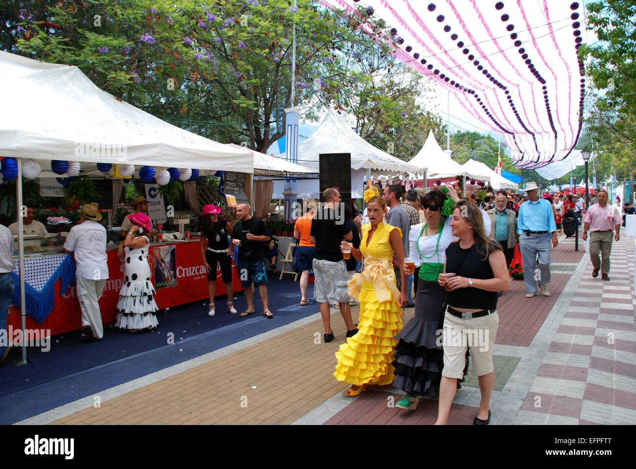 Spanische Frauen tragen Flamenco Kleid während der Romeria San Bernabe Festival, Marbella, Costa Del Sol, Provinz Malaga, Spanien. Stockfoto
